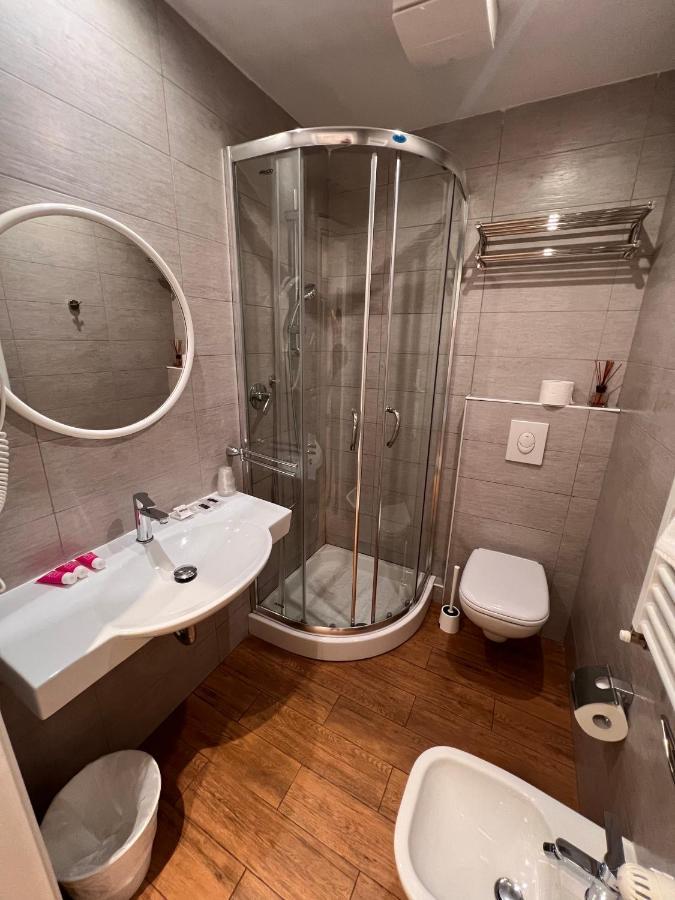 bagno con doccia direttamente dentro il vater - Picture of Gamma Hotel,  Rimini - Tripadvisor